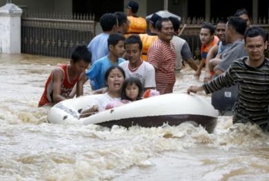 تشرد الالاف بسبب الفيضانات في اندونيسيا