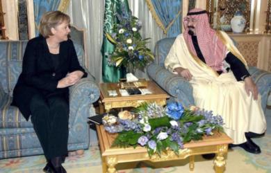 الملك عبدالله بن عبدالعزيز يتحدث مع المستشارة الالمانية انغيلا ميركل أمس