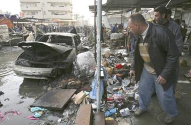 عراقي ينظر إلى الدمار الذي الحقه انفجار سيارة مفخخة..بعد اعمال عنف شهدتها العاصمة العراقية