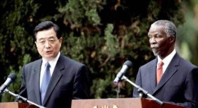 رئيس جنوب افريقي ثابو مبيكي مع نظيره الصيني هو جينتاو في مؤتمر صحفي أمس