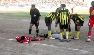 حكمنا الدولي مختار صالح وهو يدير إحدى مباريات الدوري العام لكرة القدم