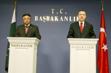 برويز مشرف في مؤتمر صحافي مشترك مع رئيس الوزراء التركي رجب طيب اردوغان