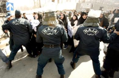 طالبات يشتبكن مع قوات مكافحة الشغب امام مبنى السفارة أمس