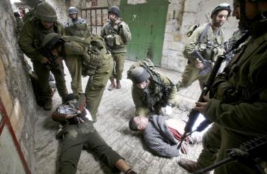القوات الاسرائيلية تعتقل فلسطينيين في القدس والضفة الغربية أمس