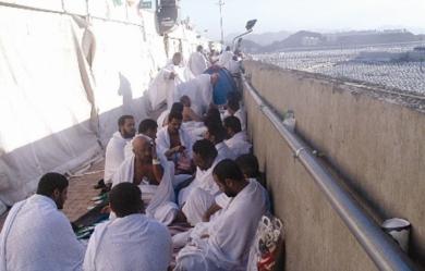 حجاج افترشوا ممرات مخيم اليمن بالجبل وتظهر خيام الدول الأخرى تحتهم
