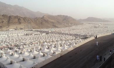 مخيمات منى .. الصورة التقطت من مخيم اليمن وتؤكد الصورة ارتفاع المخيم ومشقة الصعود إليه