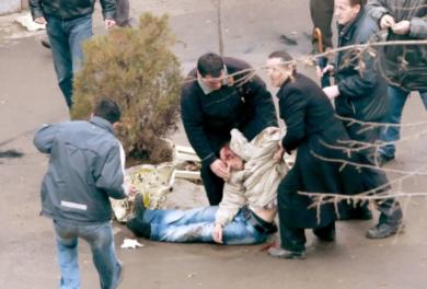 وفي هذا الصورة احد المصابين مرمى على الارض بعد تعرضة لطلقه رصاص مطاطي