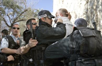 رجل امن اسرائيلي يعتقل احد الفلسطينيين بعد الاشتباك معه بالايدي