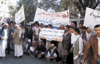 صورة للمعتصمين من أبناء الجعاشن أمام مجلس النواب أمس