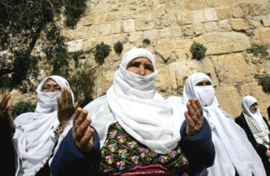 نساء فلسطينيات يصلين ويدعين احتجاجا على الحفريات الاسرائيلية قرب المسجد الاقصى