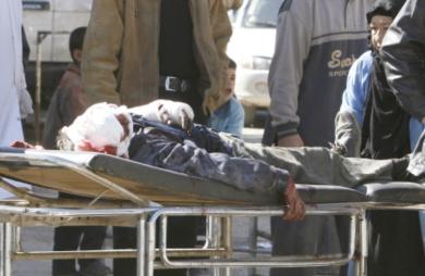 عراقيون ينقلون احد المصابين في حالة خطرة بعد اصابته في رأسه