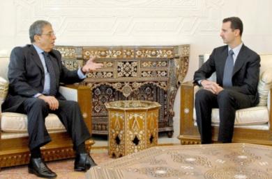 الامين العام لجامعة الدول العربية عمرو موسى يتحدث إلى الرئيس السوري بشار الاسد أمس