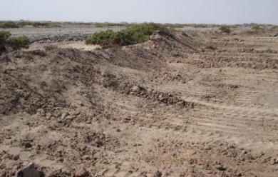 آثار الشيول على التربة لوضع علامات من قبل الجماعات المسلحة