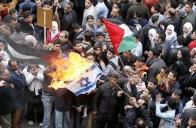 سوريون يحرقون العلم الاسرائيلي احتجاجا على عمليات الحفر قرب المسجد الاقصى