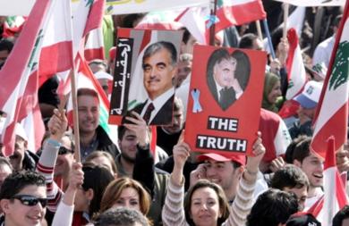لبنانيون يحملون الاعلام وصور الراحل رفيق الحريري في تجمع أمس