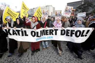 نساء اتراك يتظاهرن احتجاجا على زيارة ايهود اولمرت