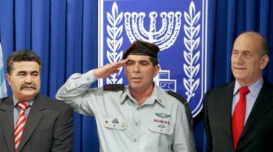 جابي اشكينازي قائد الجيش الاسرائيلي يتوسط كلاً من ايهود اولمرت وعمير بتريس