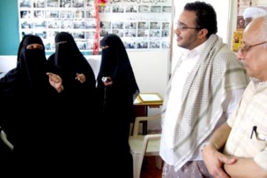 الزميلان تمام ومحمد هشام يستمعان الى شرح عن عمل جمعية تنمية المرأة