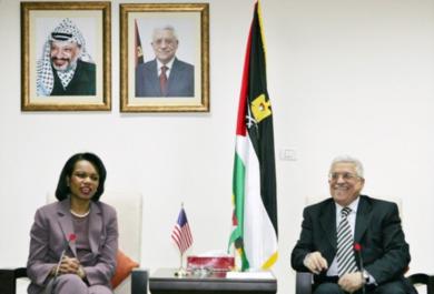 الرئيس الفلسطيني محمود عباس خلال محادثات مع وزيرة الخارجية الأمريكية كوندوليزا رايس