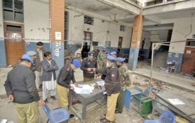 الشرطة الباكستانية تبحث عن ادلة داخل القاعة