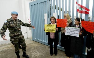مؤيدون لحزب الله يحتجون امام مقر الأمم المتحدة مطالبين بقطع الاتصالات مع حكومة السنيورة