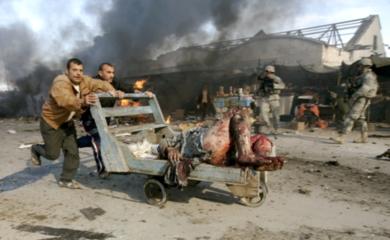 عراقيون ينقلون احد القتلى بالعربة