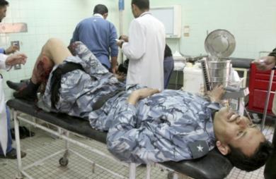 جندي عراقي يتلقى العلاج في احدى المستشفيات الحكومية