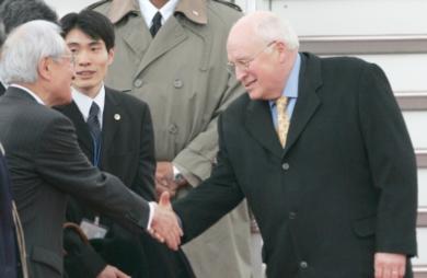 ديك تشيني نائب الرئيس الامريكي أثناء وصوله اليابان