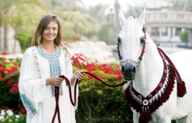 السلوفاكية هانتوتشوفا معجبة بجمال الحصان العربي