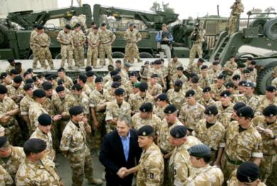 صورة من الأرشيف ..للرئيس الوزراء البريطاني مع جنود بريطانيين في العراق