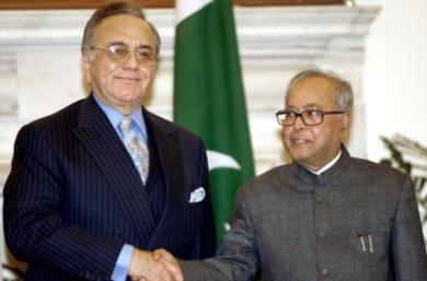 وزيري الخارجية الباكستاني خورشيد قاصوري والهندي براناب مخرجي
