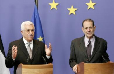 سولانا في مؤتمر صحافي مع الرئيس الفلسطيني محمود عباس في بروكسل