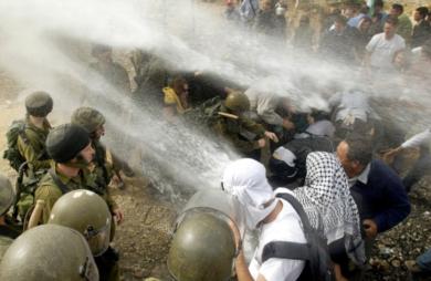 القوات الاسرائيلية تطلق مدافع المياه لفض المتظاهرين