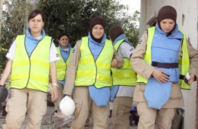 لبنانيات يعملن على كشف القنابل العنقودية قرب مدينة صور