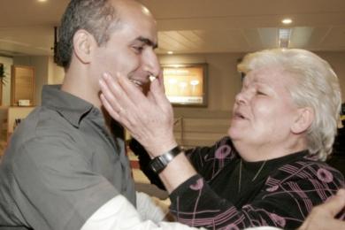 والدة عماد صلبا تحضنه أثناء عودته إلى لبنان