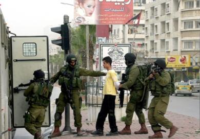 القوات الاسرائيلية تعتقل احد الفلسطينيين