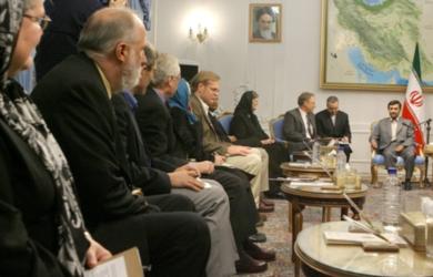 الرئيس الايراني محمود احمدي نجاد يستقبل مسؤولين دينيين وعسكريين 