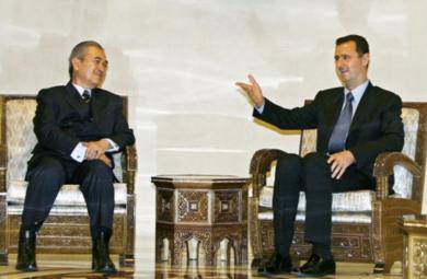 الرئيس السوري بشار الاسد يتحدث مع رئيس الوزراء الماليزي عبدالله احمد بدوي