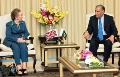 رئيس الوزراء الباكستاني شوكت عزيز يستقبل وزيرة الخارجية البريطانية مارغريت بيكيت