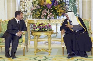 العاهل السعودي الملك عبدالله بن عبد العزيز يتحدث مع الملك عبدالله الثاني أمس