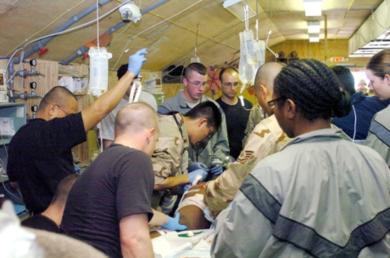 فريق طبي امريكي يجري عملية لاحد المصابين