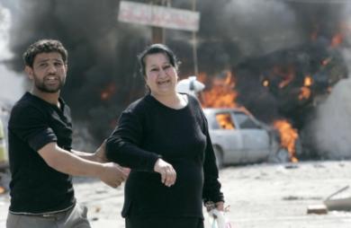 امرأة عراقية تبكي بعد مشاهدتها انفجار احدى السيارات المفخخة