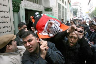 فلسطينيون يشيعون جثمان الشهيد عنان الطيبي أمس
