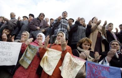 نساء بوسنيات يصلين على ارواح الضحايا أمس