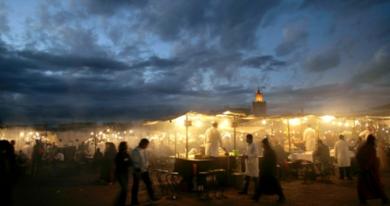 ميدان جامع الفناء في وسط مراكش الذي يعج بباعة المأكولات الساخنة التي يتحلق حولها السياح وسكان المدينة
