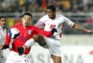 أوسام السيد يصارع أحد لاعبي كوريا على الكرة 