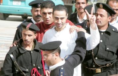 المصري عصام غنيم العطار أثناء مثوله للمحاكمة