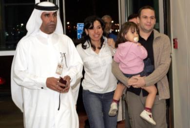 الفرنسي ستيفان ليربييه مع زوجته وطفلته أثناء وصولهما إلى دبي