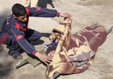 عراقي ينظر إلى جثة احد اقاربه