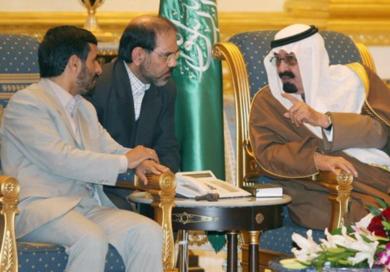 العاهل السعودي الملك عبدالله بن عبدالعزيز يتحدث مع الرئيس الإيراني محمود أحمدي نجاد